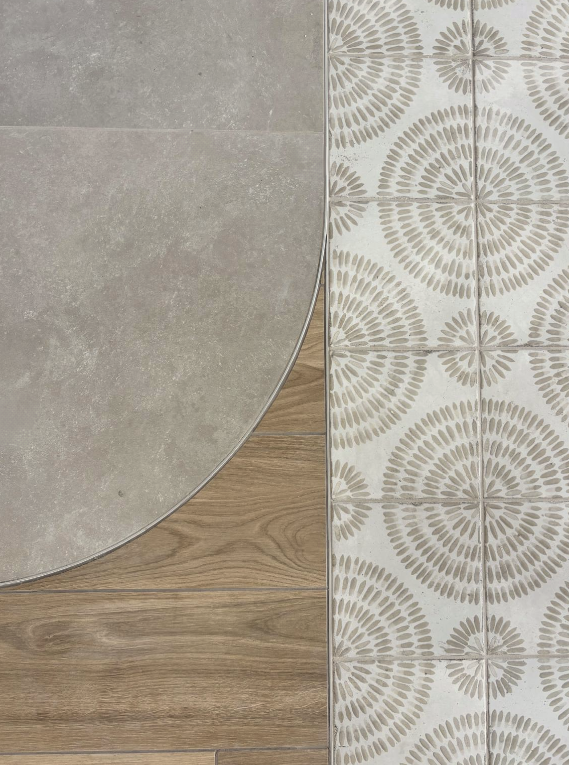 Calepinage de carrelage préparé pour la rénovation d'une salle de bain.